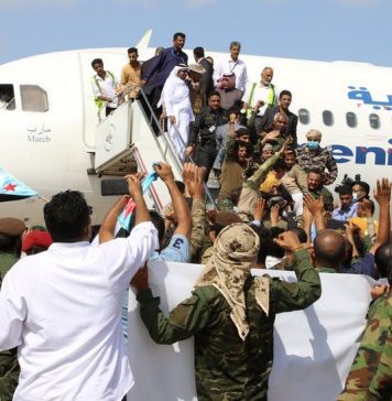 Yemen war: Deadly attack at Aden airport as new government arrives